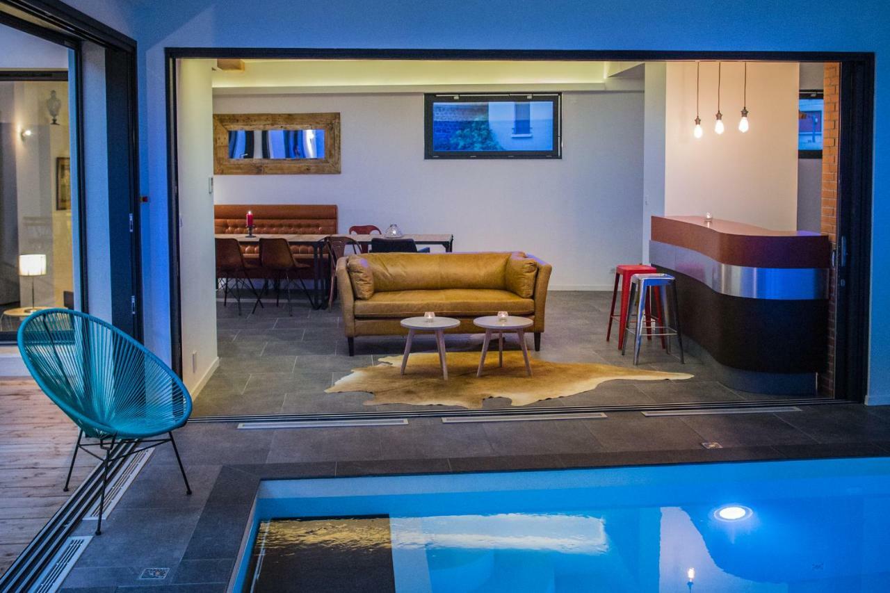 Pradelle Et Swimming Pool Couette-café
